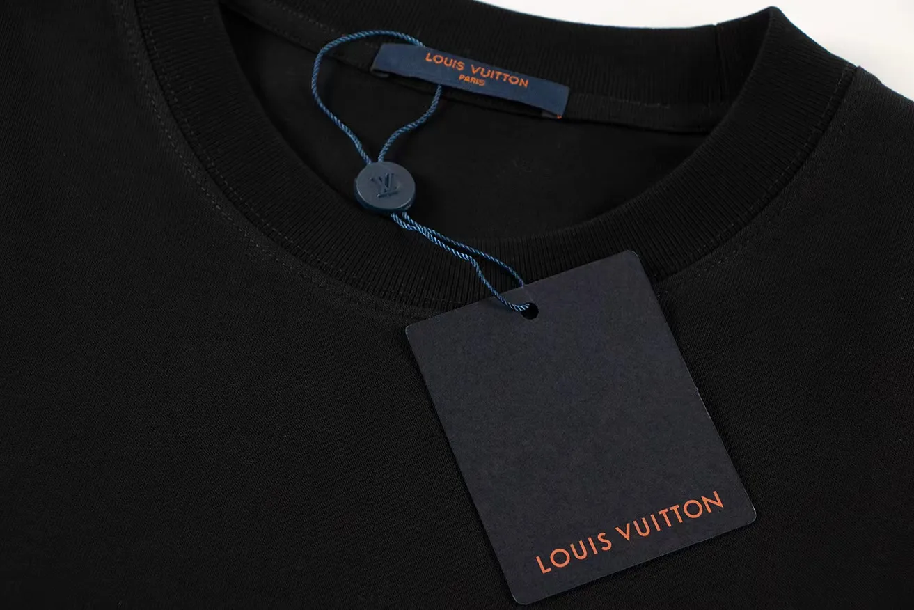 🅿️150 Style: 2026 new Louis Vuitton short-sleeved T-shirt Material: High version 300g double yarn combed cotton Size: S～XL Color: black white Style number: H022